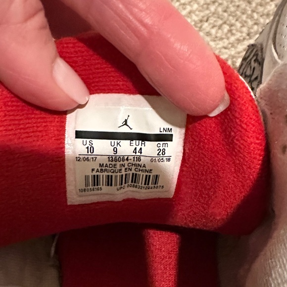 Men’s/boys Air Jordan Sneakers - White leather and Red size 10 - Picture 2 of 7